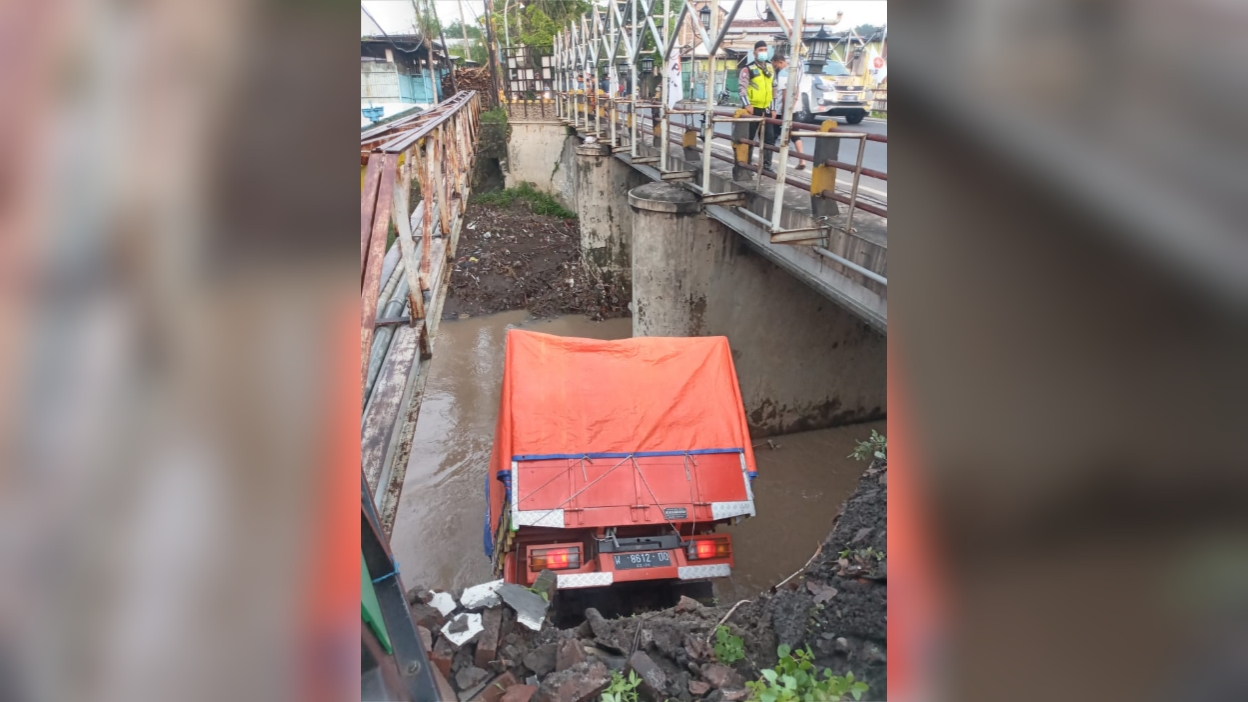 Sopir Mengantuk Truk Di Kota Pasuruan Terjun Ke Sungai PANTURA7