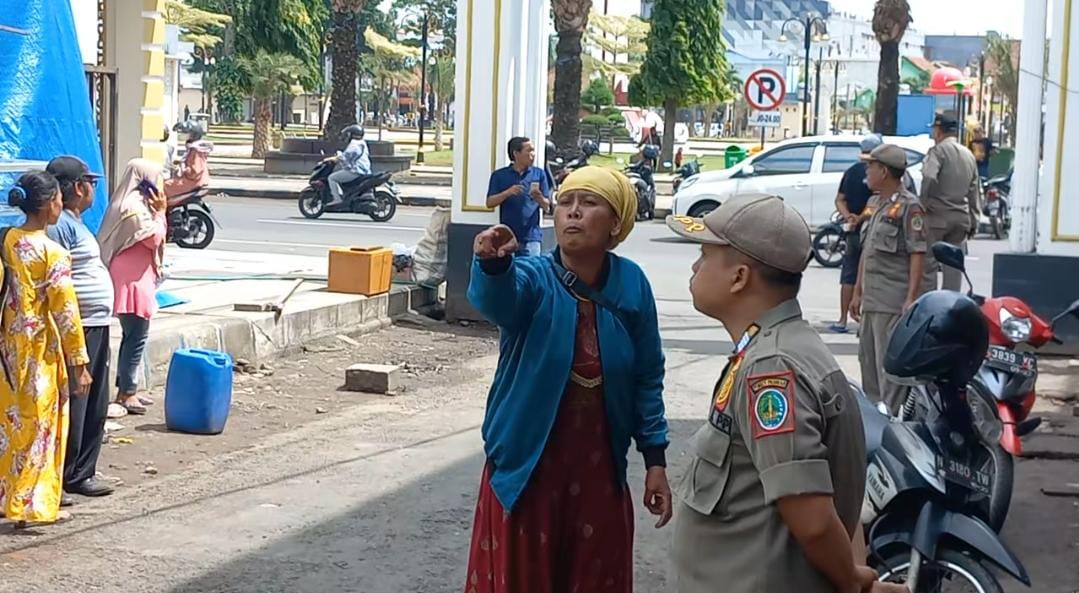 Jualan Di Trotoar Lalu Diterbitkan PKL Kota Pasuruan Melawan