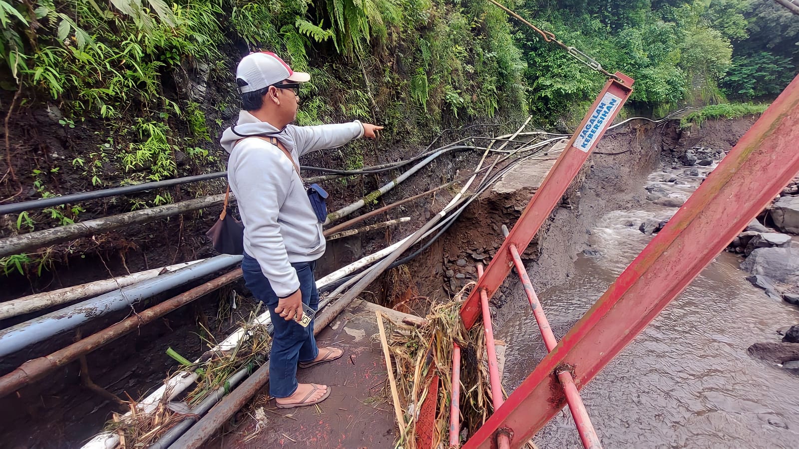 Banjir Bandang Di Madakaripura Putus Pipa Air 300 KK Kesulitan Air