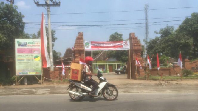 
					Baliho transparansi dana desa terlihat terpasang di pintu masuk balai desa di Kabupaten Pasuruan,  Kamis (10/8/2017)