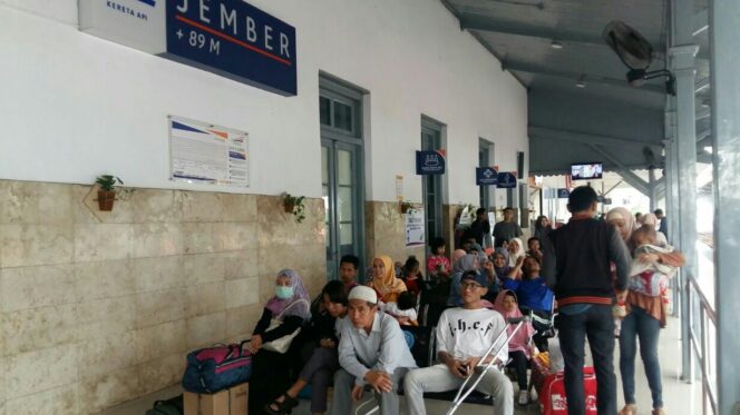 
					Sejumlah calon penumpang tengah antri di ruang tunggu Stasiun KA Jember, Rabu (16/8/2017)