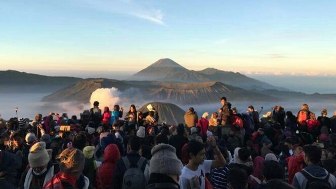 
					Eksotika alam Gunung Bromo dan kawasan tengger saat dilihat dari Bukit Penanjakan (dok)