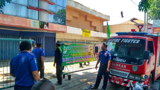 
					Tim PMK Kota Probolinggo tiba di lokasi kebakaran, yang belakangan diketahui berasal dari tumpukan sampah, Rabu (27/9/2017).)