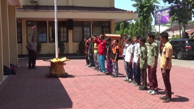 
					Bolos Sekolah, Belasan Siswa Ini Dijemur