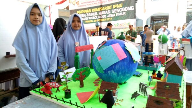 
					Salah satu kelompok peserta memamerkan karyanya saat lomba mading antar lembaga pendidikan di halaman Pesantren Zainul Hasan Genggong, Jum'at (20/10/2017).