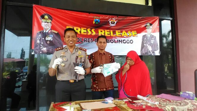 
					Kapolres Probolinggo, AKBP Fadly Samad saat merilis tersangka dugaan penipuan, Jum'at (24/11/2017).