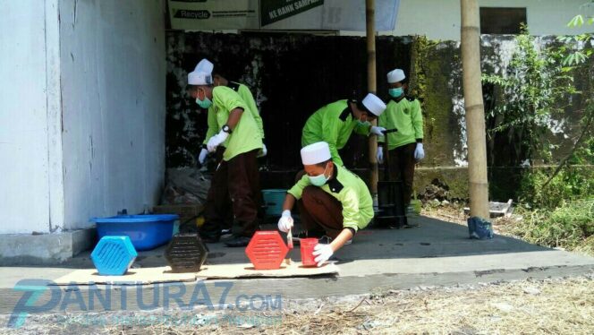 
					Keren!! Sekolah Ini Sulap Sampah Jadi Batako Warna-warni