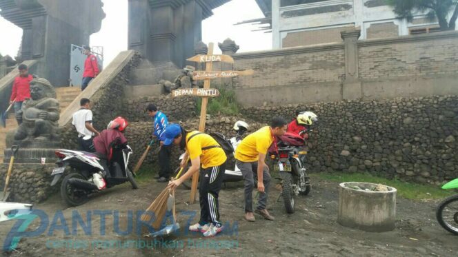 
					Jelang Nyepi, Polisi Probolinggo Bersih-bersih Pure Bromo