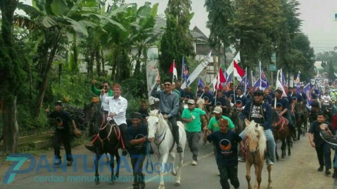 
					Pasukan Berkuda Khas Tengger, Sambut Kunjungan HATI di Lereng Gunung Bromo