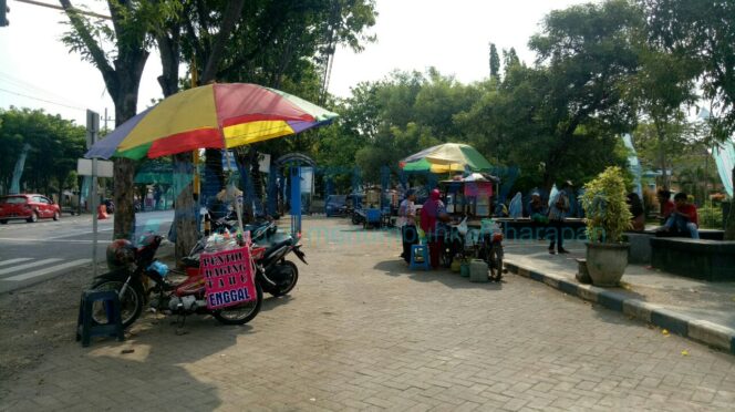 
					Jadi Kawasan Terlarang, Alun-alun Kraksaan Kembali Marak PKL