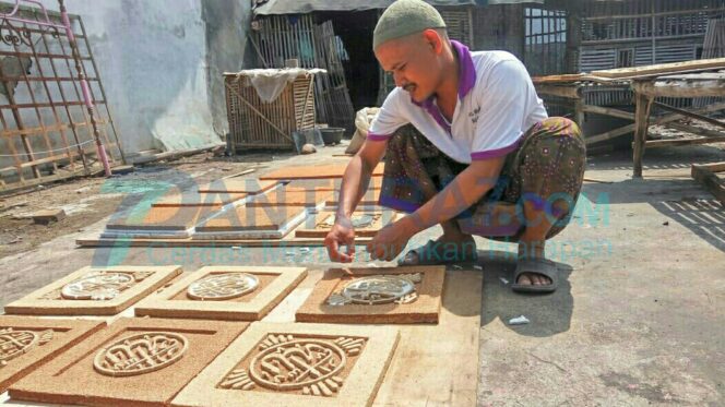 
					Orang Ini, Sulap Serbuk Kayu Jadi Kaligrafi Cantik