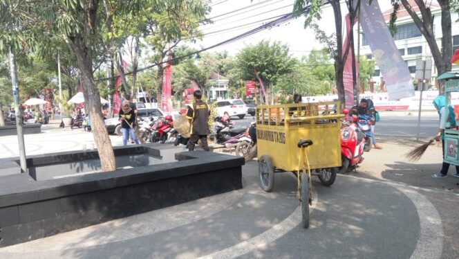 
					Rajut Kebersamaan, ILKP Bersihkan Sampah di Alun-alun Kraksaan