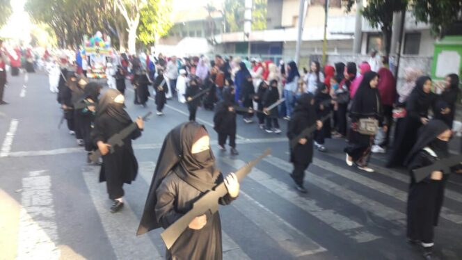 
					Viral, Pawai Kemerdekaan Anak-Anak Pegang Senjata Dipertanyakan