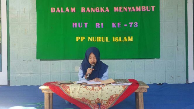 
					Lomba Agustusan, Santriwati Cantik Ini Mahir Baca Kitab Kuning