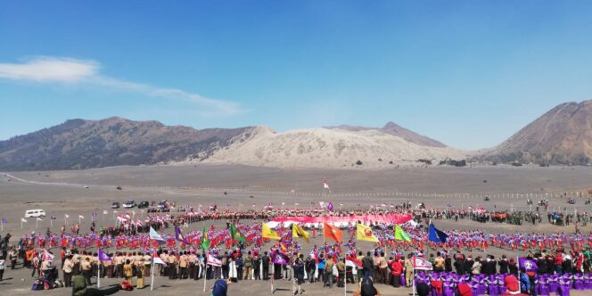 
					Pertama Kali, Ribuan Bendera Merah Putih Tertancap di Kaldera Bromo