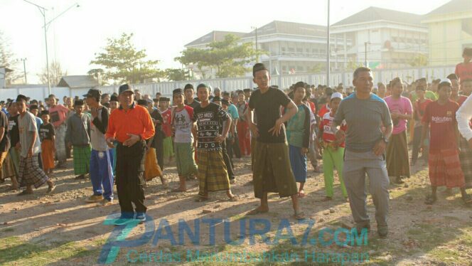 
					Sambut HSN, Santri Nurul Jadid Senam Bersarung