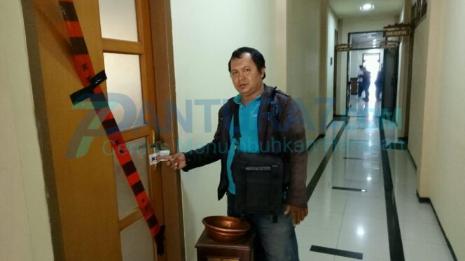 
					Kantor Walikota Pasuruan Disegel KPK