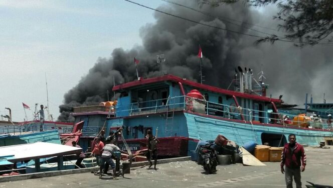 
					Kapal Nelayan Hangus Terbakar di Pelabuhan Mayangan