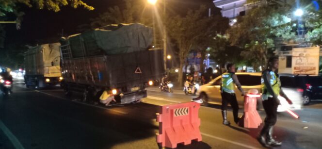 
					Ada Truk Pecah Ban, Jalur Pantura Kraksaan ‘Sesak’