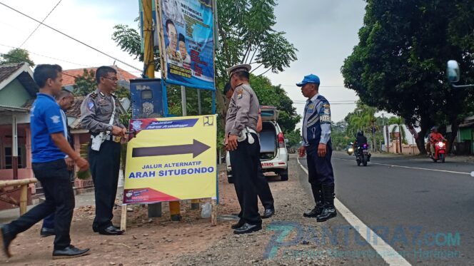 
					Rambu Jalur Alternatif Untuk Jalan Raya Paiton Dipasang