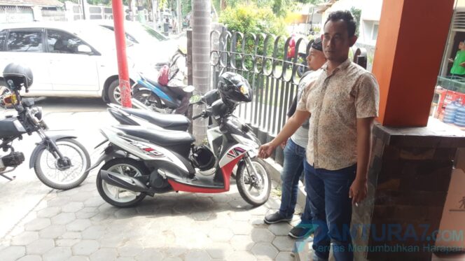 
					Maling Motor di Kafe Terekam CCTV