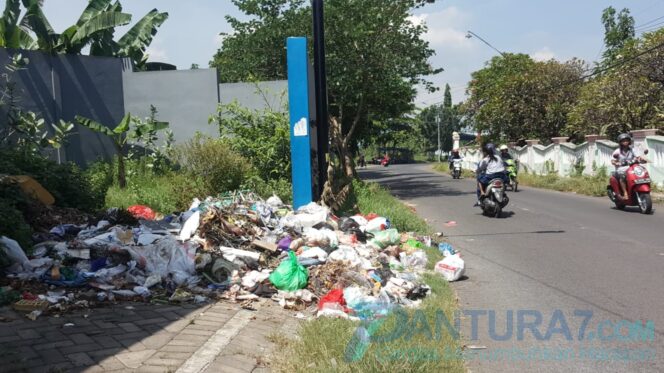 
					Dekat TPS, Sampah Tercecer di Pinggir Jalan