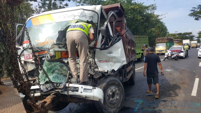 
					Ban Bocor, 2 Truk Tabrakan di Lemahkembar