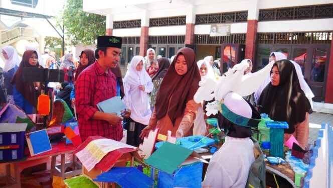 
					Sambut HSN, Santri Genggong Adu Kreatifitas Mading 3D