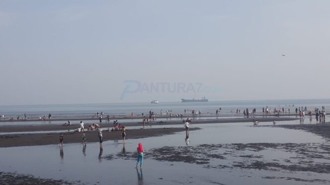 
					Pengunjung  Pantai Mayangan Membeludak di Akhir Pekan