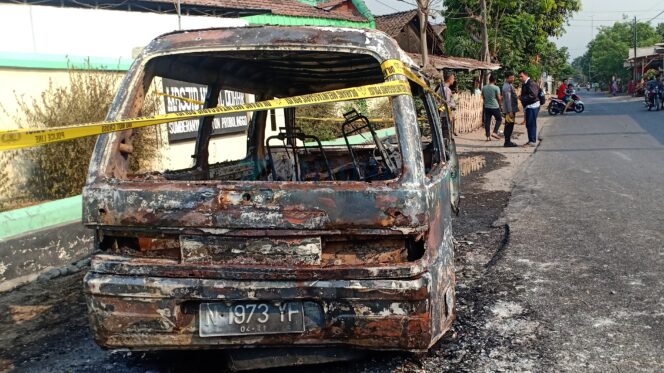 
					Pulang Kulak BBM, Minibus Terbakar