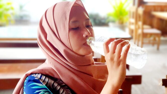 
					Waspada Heat Stroke Akibat Cuaca Panas, Air Putih Jadi Solusi