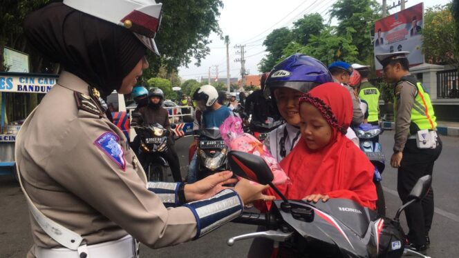 
					Taat Berlalu Lintas, Ibu dan Anak Peroleh Snack