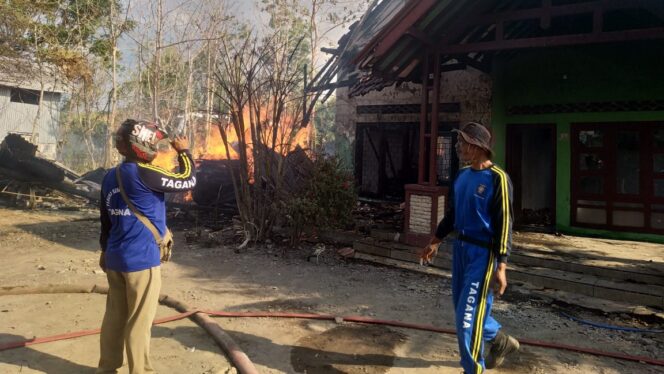 
					Ditinggal ke Luar Kota, Rumah di Dringu Terbakar