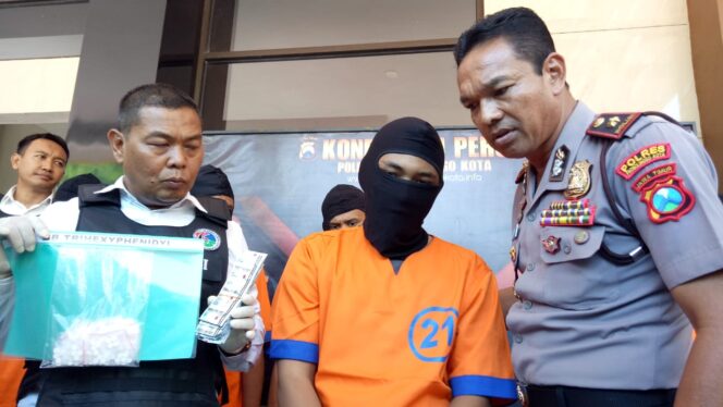 
					Tergiur Upah Rp 400 Ribu, Pelajar Edarkan Koplo