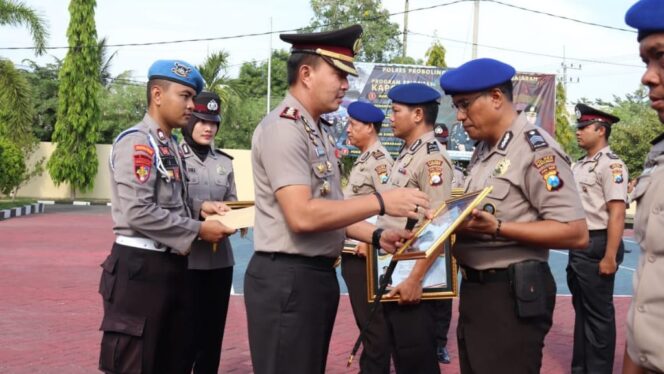 
					Dinilai Berprestasi, Dihadiahi Penghargaan