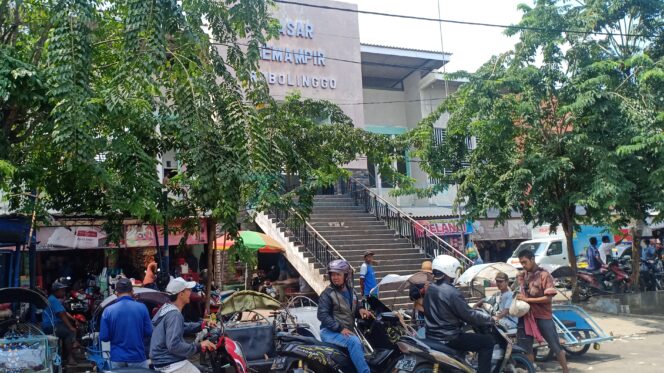 
					Pedagang Pasar Semampir Protes Rencana Kenaikan Retribusi