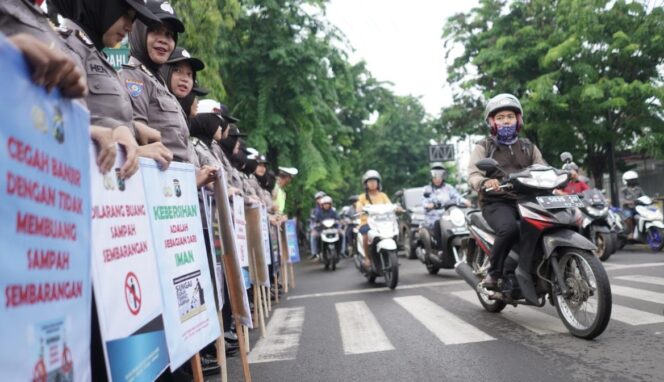 
					Disangka Razia, Ternyata Ini yang Dilakukan Polwan di Tengah Jalan