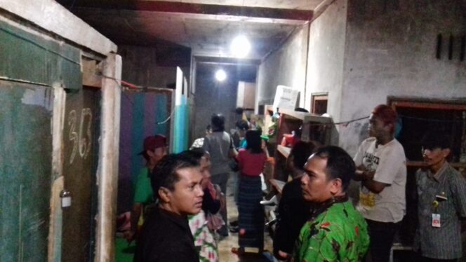 
					Tidur di Pasar Gotong Royong, Anjal Enggan Dipindah