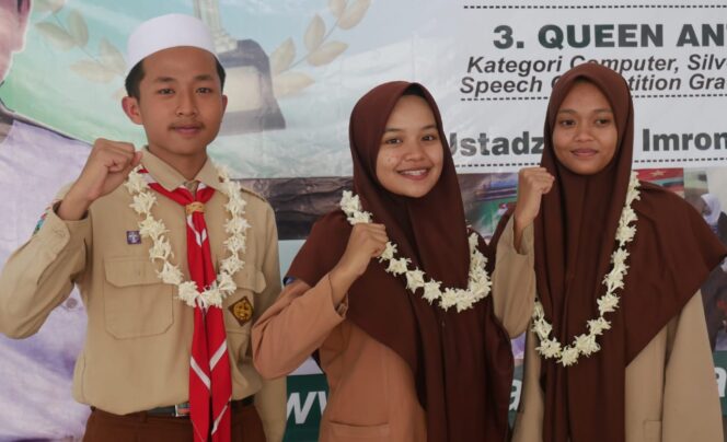 
					Tiga orang santri SMA-U Hafshawatyy Genggong yang juara International Science Fair 2020 di Thailand, awal Januari lalu. (Foto : Moch. Rochim)