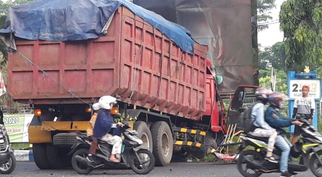 
					Rem Blong, Truk Sasak Pagar Pembatas Jalan