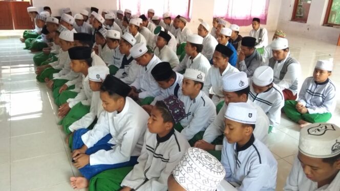 
					Gus Sholah Wafat, Shalat Gaib dan Tahlil Mengalir