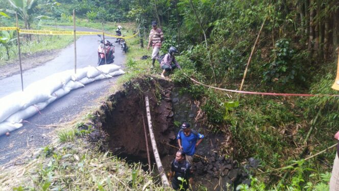 
					Waspada! Jembatan di Jalur Wisata Bromo Ambrol