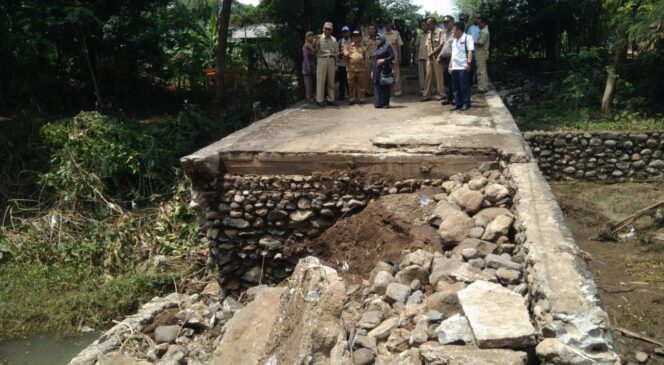 
					Dampak Banjir, Jembatan Penghubung 2 Kecamatan Ambrol