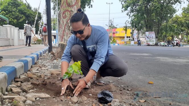 
					Bantu Lestarikan Ikon Kota, Jurnalis Tanam Anggur