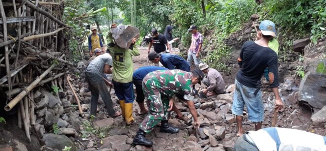 
					Binter, Cara Warga dan Babinsa Membangun Desa