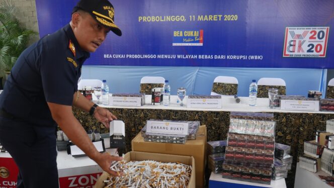 
					Bea Cukai Probolinggo Bongkar Produksi Rokok Ilegal Senilai Rp 2,5 Mliyar