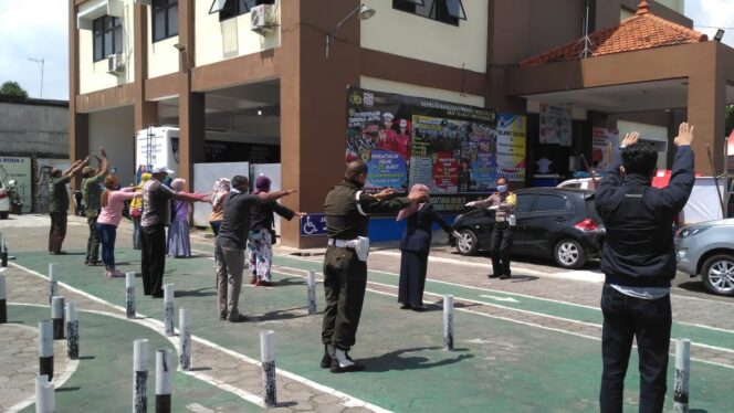 
					Jaga Kesehatan, Polisi-TNI Berjemur