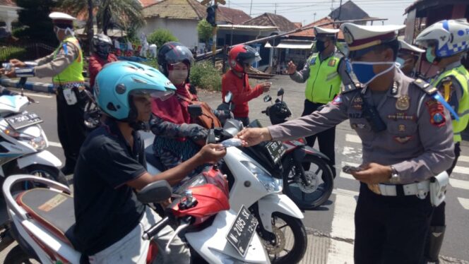 
					Medis dan Pemotor Dibantu Sembako dan Masker