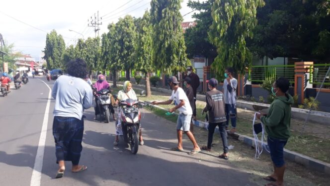 
					Peduli Sesama, Scooterist Kraksaan Bagikan Masker