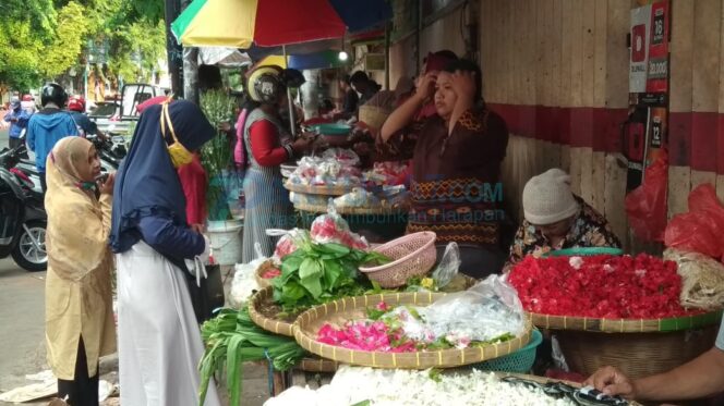 
					Jelang Ramadhan, Muncul Penjual Bunga Musiman